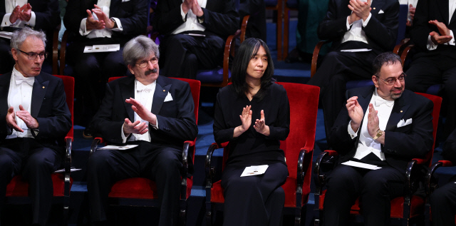 2024 노벨문학상 수상자인 한강 작가가 10일(현지시간) 스웨덴 스톡홀름 콘서트홀에서 열린 시상식에서 박수치고 있다. 연합뉴스